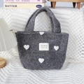 Détail d'un sac à main en peluche grise avec cœurs blancs et texture douce en polaire - Cœur gris