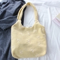 Dettaglio di fiocchi ricamati su borsa gialla con fodera a scacchi e chiusura magnetica - Fiocco Grande Giallo