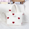 Détail du sac à main en peluche blanche avec broderie cœur rouge et fermeture éclair - Cœur Blanc