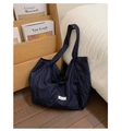 Dettaglio della borsa tote in tela a pois blu scuro in un ambiente domestico - Blu Notte