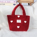 Détail du sac cabas en peluche rouge avec polaire douce et broderie de cœurs blancs - Cœur Rouge