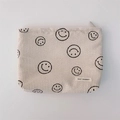 Detail der Cord-Kosmetiktasche mit Smiley-Muster und May Rabbit gewebtem Etikett - Cremeweißes Smiley-Gesicht