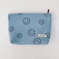 Detail der hellblauen Cord-Kosmetiktasche mit schwarzen Smileys und Reißverschluss - Hellblaues Smiley-Gesicht