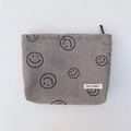 Nahaufnahme der grauen Cord-Kosmetiktasche mit schwarzen Smileys und Reißverschluss-Detail - Graues Smiley-Gesicht