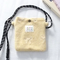 Dettaglio mini borsa a tracolla in peluche giallo con tracolla intrecciata ed etichetta - Fiocco Grande Bianco / Giallo