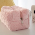 Primer plano de un neceser de peluche rosa suave con detalle de cremallera - Rosa Agua