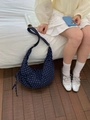 Donkerblauwe geplooide crossbodytas met stippen, trekkoord en een casual Japanse stijl - Marineblauwe Polkadots