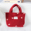 Détail du sac à main en peluche rouge avec broderie nœud blanc et fermeture éclair - Petit Nœud Rouge
