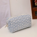Beauty case in tweed blu e bianco con trama intrecciata e grande capacità visto a 45 gradi - Tweed Blu / Blu