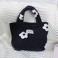 Sac à main en peluche bleu marine avec broderie florale et forme carrée élégante - Fleur Bleu Marine