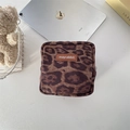 Detailansicht des weichen Leopardenmusters aus Kunstfell und Mayrabbit-Logo auf dem Etui - Wildleder Großer Leopardenmuster