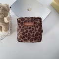Makroansicht der Wildleder-Kosmetiktasche mit Leopardenmuster in stilvollem Lifestyle-Set - Wildleder Kleiner Leopardenmuster