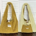 Dettaglio della borsa reversibile in peluche con bottone in legno e morbida pelliccia - Borsa stile gilet / Giallo Reversibile Patchwork