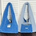 Dettaglio della borsa reversibile invernale in peluche con chiusura a bottone d'osso - Borsa stile gilet / Blu Reversibile Patchwork