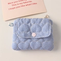 Detail van gewatteerd hartpatroon op blauw gestreepte mini-portemonnee met een drukknoop - Crepe Gestreepte Hart Blauw