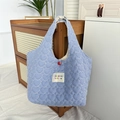 Détail du sac cabas matelassé à cœurs rayé bleu avec bouton rouge et écusson mayrabbit - Cœur Rayé Crêpe Bleu