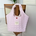 Détail du sac cabas matelassé en forme de cœur avec rayures et texture de tissu souple - Cœur Rayé Crêpe Rose Clair