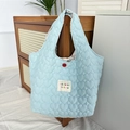 Détail du matelassage en cœur et de la doublure florale du sac à main bleu clair - Cœur Matelassé Bleu Clair