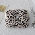 Détail d'une mini pochette matelassée léopard avec poche à pression et fermeture éclair - Petit imprimé léopard