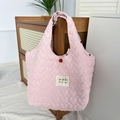 Détail du sac fourre-tout rose matelassé avec motifs cœurs et étiquette mayrabbit - Cœur Matelassé Rose Clair