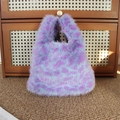Dettaglio della borsa in peluche viola con stampa leopardata e fodera interna a quadri - Leopardo Viola