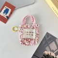 Detailansicht der Blumen-Kopfhörertasche mit rosa kariertem Griff und Logo-Aufnäher - Rot Floral