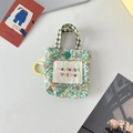 Detailansicht der kleinen Blumen-Segeltuchtasche mit grünem Griff und Aufhängeschlaufe - Grünes Blumenmuster