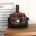 Detail einer Mini-Retro-Stofftasche mit Karoklappe und blauem Knopf für Accessoires - Schwarzer Jeans Braun Kariert