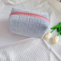 Trousse à maquillage en velours bleu matelassé avec fermeture éclair rose pastel - Bleu