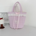 Detailansicht der gesteppten Beuteltasche mit Spitze und einer rosa Schleife drauf - Crepe Gestreiftes Herz Hellrosa