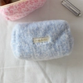 Dettaglio della borsa trucco leopardata in peluche con ricamo dorato e cerniera - Blu