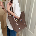 Sac cabas en toile marron avec broderie colorée et pendentif tissé porté à l'épaule - Chiot Cerise (Marron) Avec Pendentif / Marron