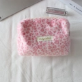 Dettaglio della borsa cosmetica in peluche leopardata rosa con etichetta ricamata oro - Rosa