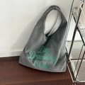 Borsa tote in feltro grigio con ricamo Day Dreaming Club verde e ampia tracolla comoda - Day Grigio
