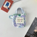 Vue détaillée de la mini pochette à fleurs mauves avec patch Mayrabbit et bouton vert - Violet