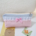 Detalle del bolso de cuadros rosa y azul con encaje y tirador de cremallera de corazón - Estuche de Lápices con Encaje / Cuadros Azul y Rosa