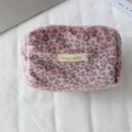 Dettaglio della borsa cosmetica in peluche leopardato con etichetta logo dorata - Rosa Viola