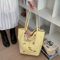 Sac cabas en toile jaune clair avec broderie de chien de dessin animé et breloque tissée - Jaune