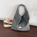 Borsa tote in feltro grigio con motivi a stelle goffrati e capiente tracolla - Stella Grigio Scuro