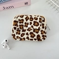 Detail einer Cord-Tasche mit Leopardenmuster, Reißverschlussring und Druckknopftasche - Beige Großer Leopard