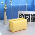 Trousse à maquillage jaune vif matelassée avec motif à carreaux et fermeture éclair - Jaune