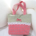 Detalle de bolso a cuadros verde y rojo con encaje blanco y lazo decorativo - Bolso de Mano con Encaje / Cuadros verdes y rojos