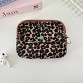 Detail der Cord-Tasche mit Leopardenmuster, blaugrünem Knopf und silbernem Ring - Khaki Leopard