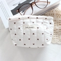 Pochette trapuntata per trucco con cuori marroni ed etichetta MAY RABBIT - Strisce Verticali Trapuntate Cuore Crema