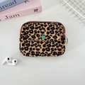 Nahaufnahme der Cord-Tasche mit Leopardenmuster, Reißverschluss und grünem Knopf - Brauner Leopard