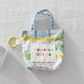 Vue détaillée d'une mini pochette florale avec crochet jaune et broderie décorative - Pivoine blanche