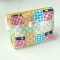 Pochette trapuntata a fiori con zip gialla e design patchwork in cotone morbido - Fiore a Quadretti Color Block