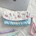 Dettaglio dell'astuccio floreale trapuntato azzurro con cuciture a cuore e pompon rosa - Cuore Trapuntato Blu Chiaro