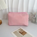 Pochette a righe bianche e rosa in seersucker con cerniera su una scrivania elegante - Righe Rosa Chiaro