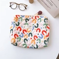 Pochette in cotone trapuntato con stampa astratta a forma di U e chiusura a cerniera - Motivo a U Colorato